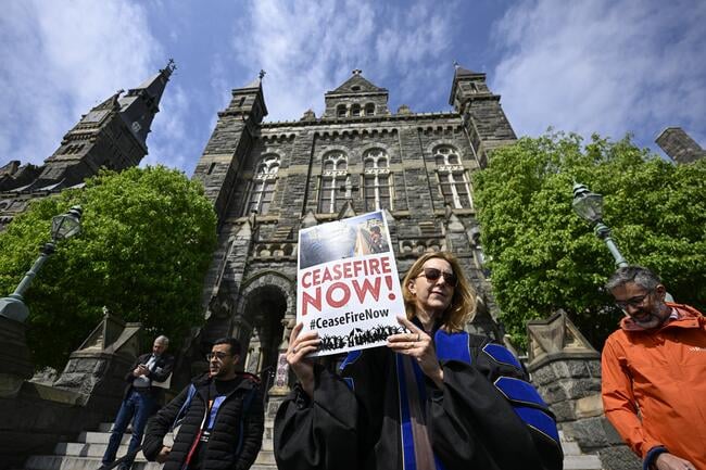Protesters at Georgetown hold a "Ceasefire Now" sign